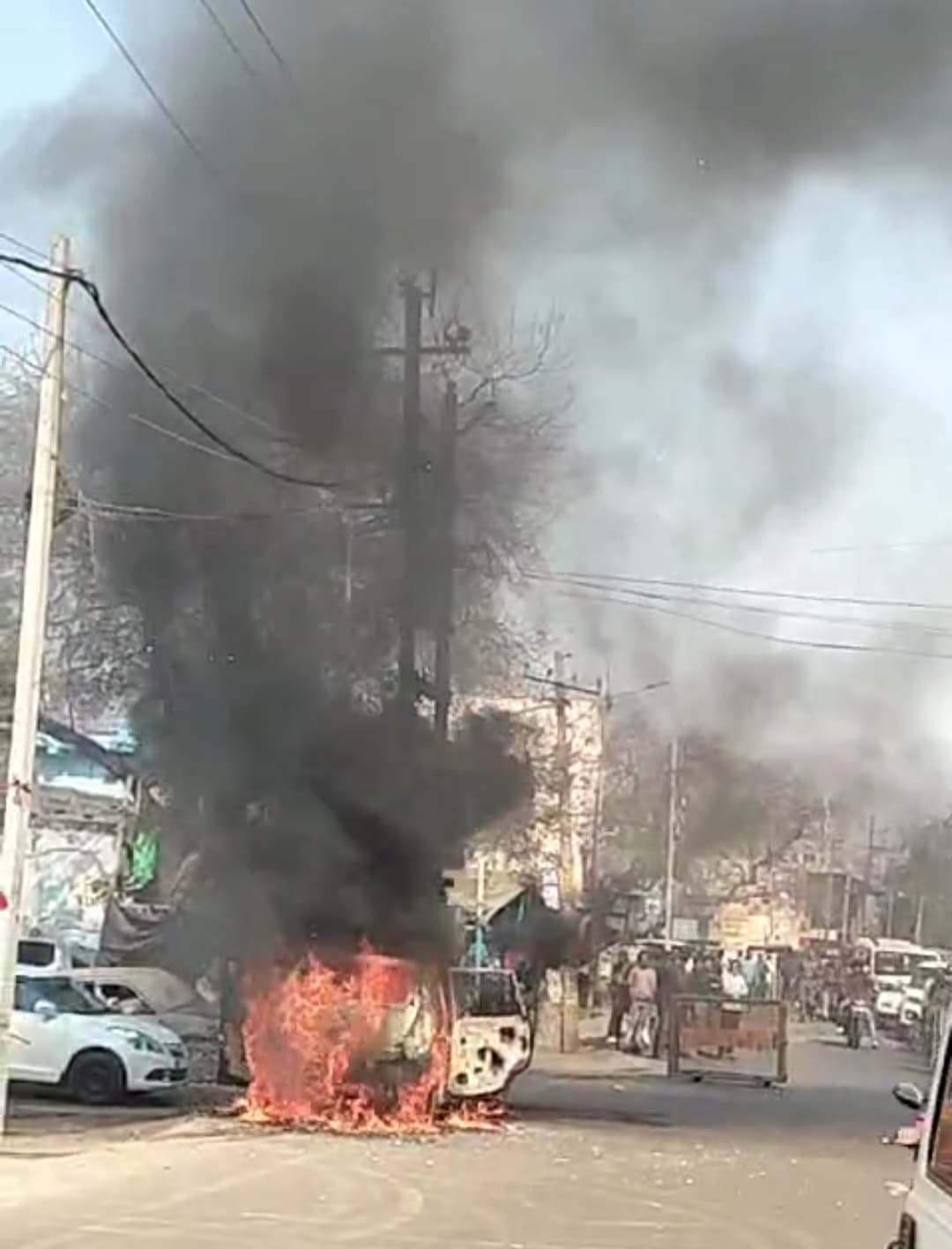 Dhanbad News : झरिया थाना मोड़ में धू-धू कर जल गयी कार, मची अफरातफरी