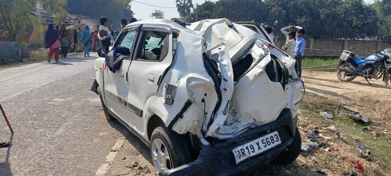 सड़क दुघर्टना में कार में सवार युवक की मौत, तीन जख्मी