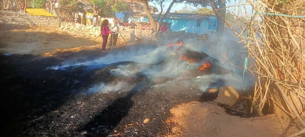 तीन ट्रैक्टर पुआल जलकर राख