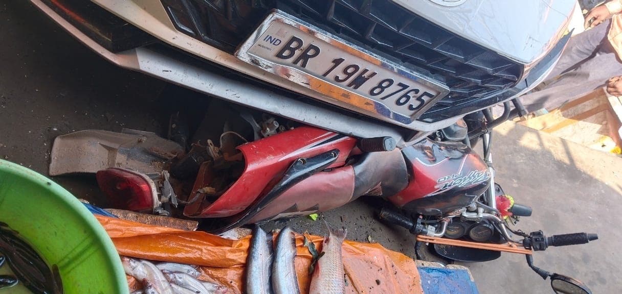 सड़क किनारे खड़ी बाइक में अनियंत्रित कार ने मारी ठोकर, महिला सहित तीन जख्मी