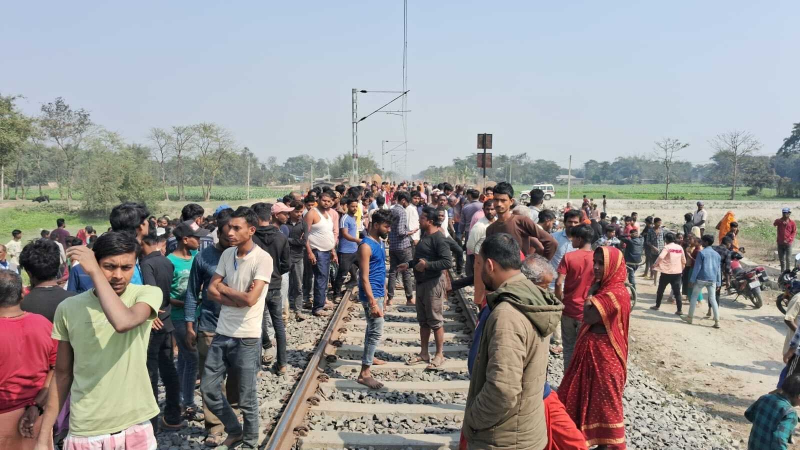 ट्रेन की चपेट में आने से मदरसा के मौलवी की मौत