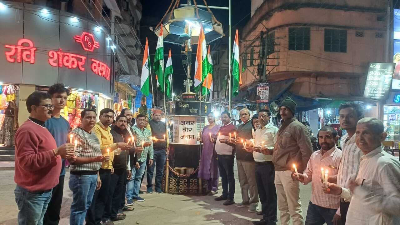 पुलवामा हमले में शहीद जवानों को विजय चौक पर दी गयी श्रद्धांजलि