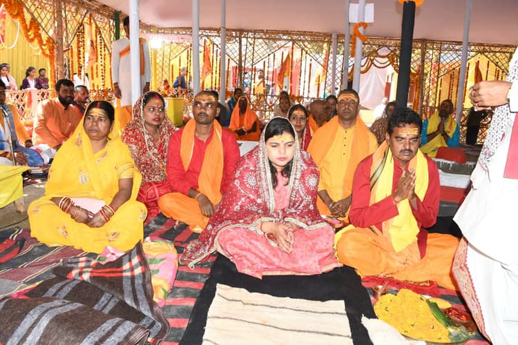 यज्ञशाला में अरणी मंथन से की गयी अग्नि प्रकट