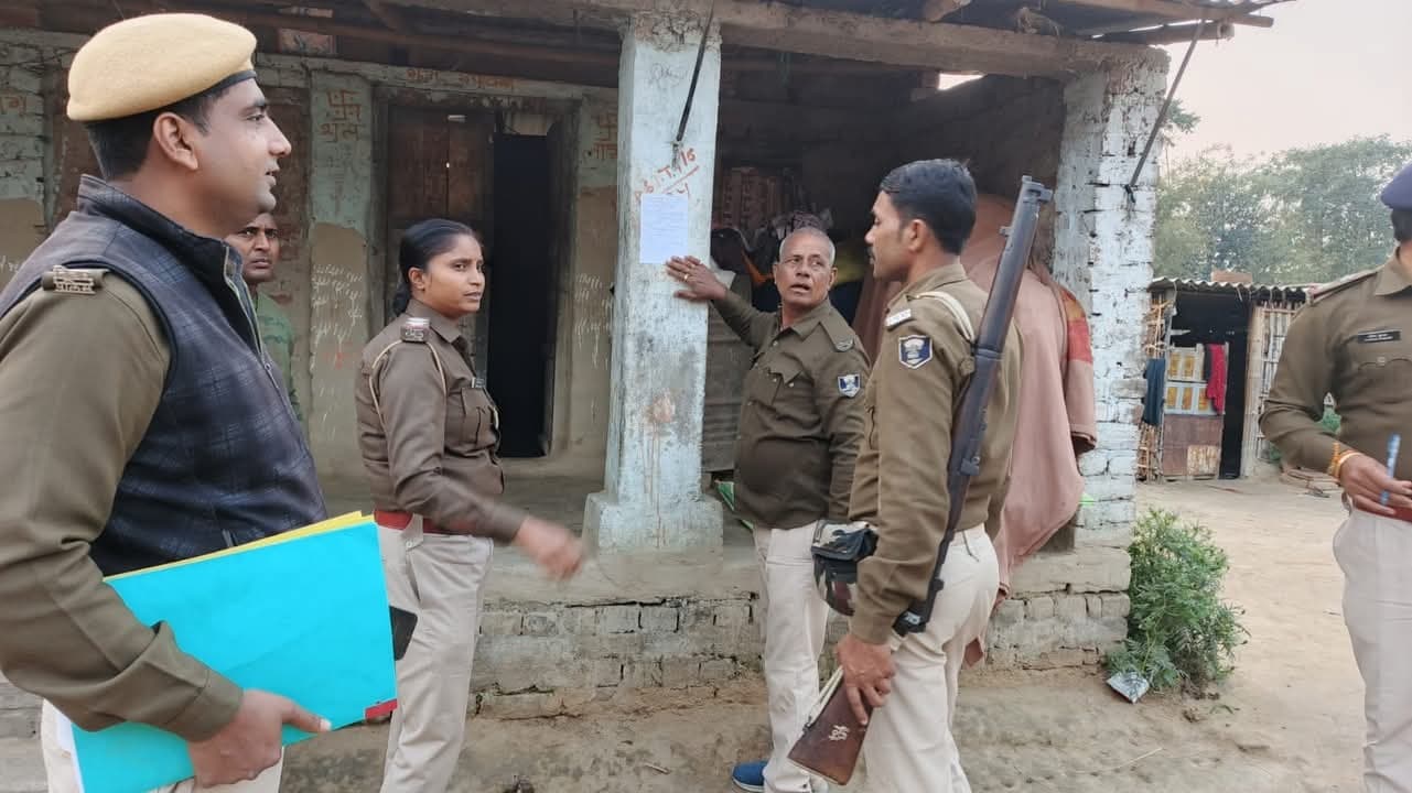 विभिन्न मामलों में 16 फरार आरोपितों के घर पुलिस ने चिपकाया इश्तेहार