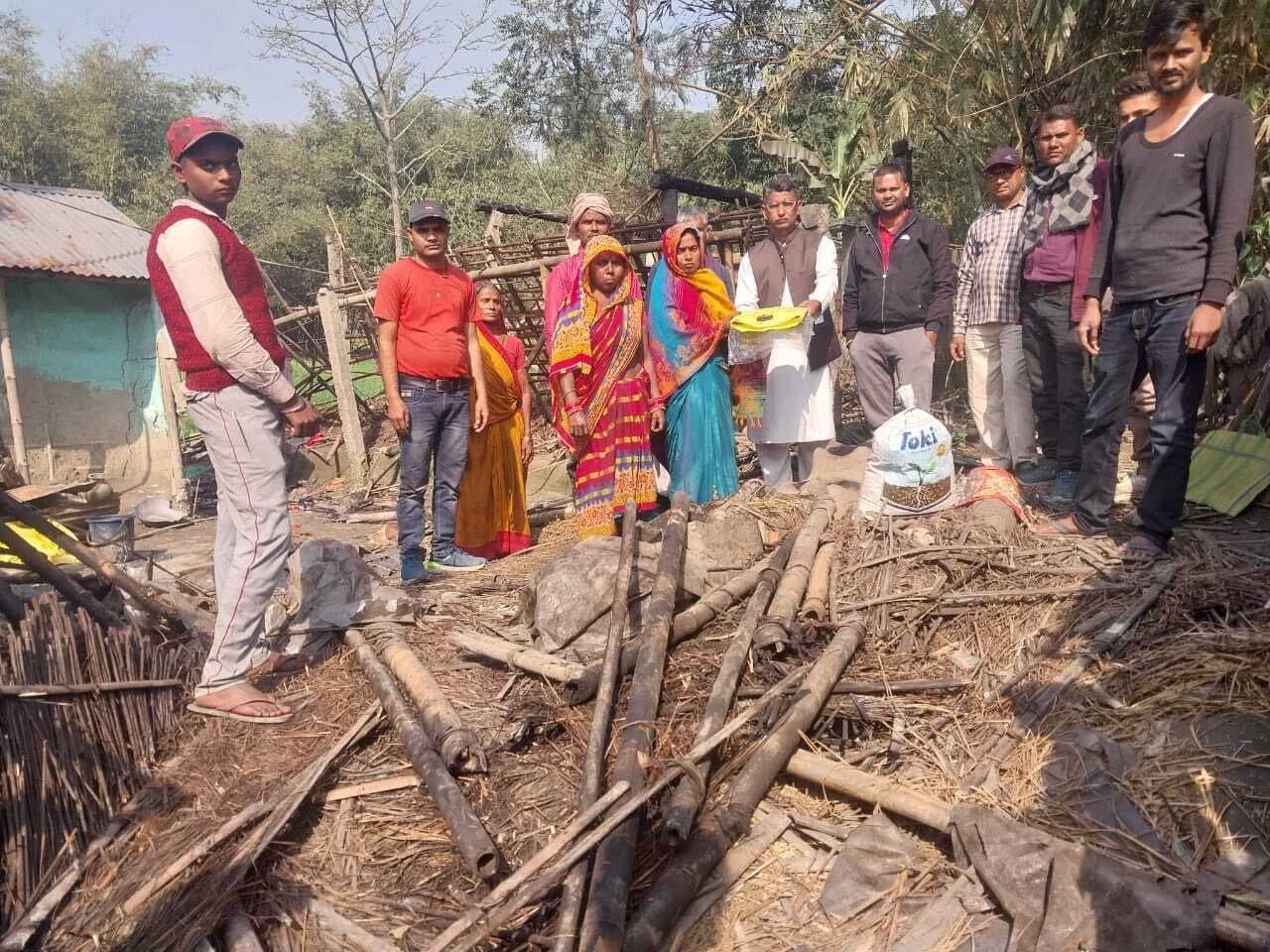 चूल्हे की चिंगारी से लगी आग, तीन घर जले