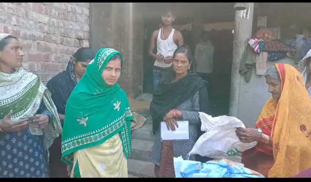 कम अनाज देने की शिकायत पर एमओ ने की जांच