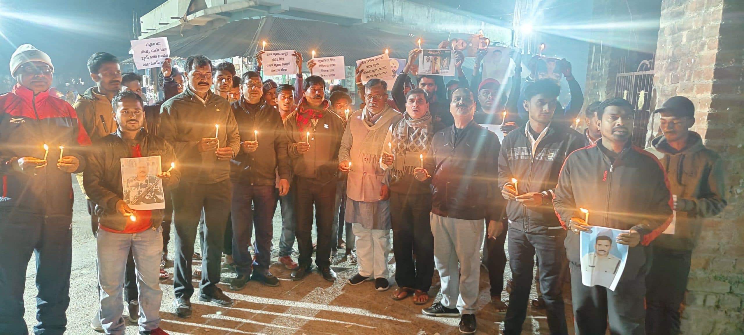 पुलवामा हमले में शहीद हुए सैनिकों की याद में निकली गयी कैंडल मार्च