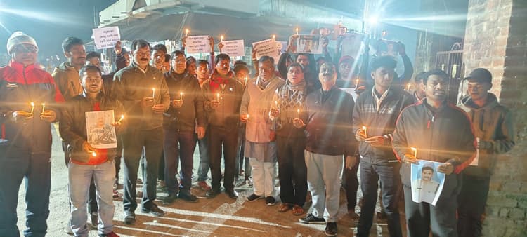 पुलवामा हमले में शहीद हुए सैनिकों की याद में निकली गयी कैंडल मार्च