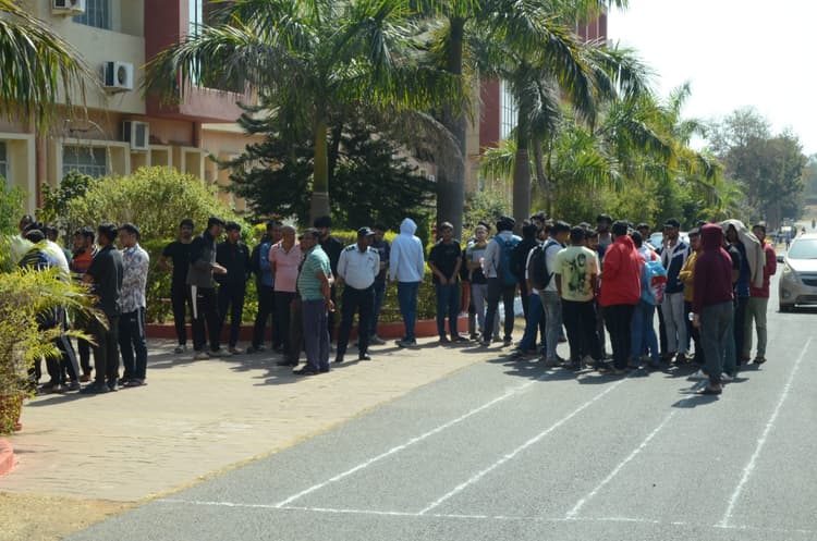 Deoghar News : बीआइटी देवघर कैंपस में मारपीट की घटना के बाद दर्जनों छात्रों ने हॉस्टल छोड़ा