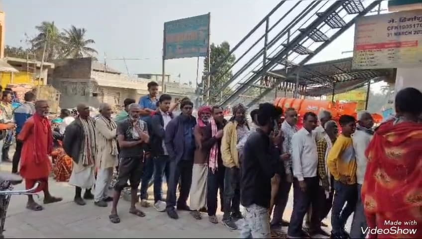 किसानों के बीच खाद का किया गया वितरण