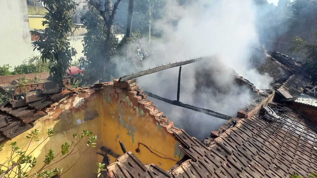 मनिहारी में शिक्षिका के बंद घर में लगी आग