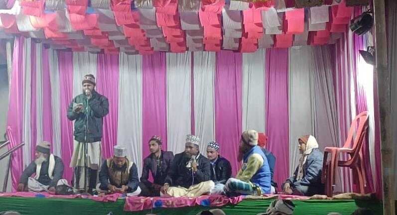 शब ए बरात पर कब्रिस्तान में लोगों ने की इबादत