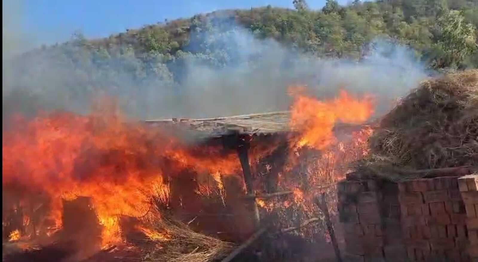 भीषण आगलगी में आठ झोपड़ी जलकर राख, लाखों की संपत्ति खाक