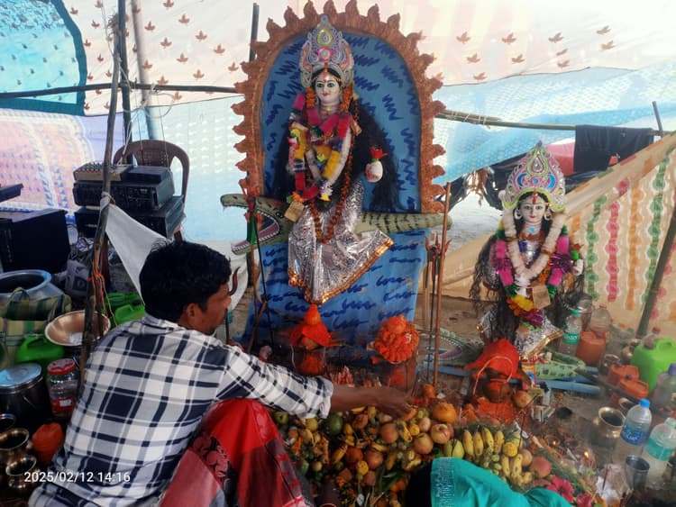 मां गंगा की प्रतिमा स्थापित कर आदिवासियों ने की पूजा