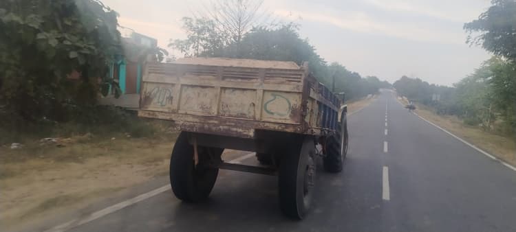 बालू लोड ट्रैक्टर व मछली लोड पिकअप ने हाइवे पर उड़ा रखी है राहगीरों की नींद