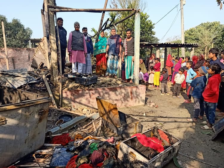 मीनापुर में आग लगने से तीन परिवारों के पांच घर राख