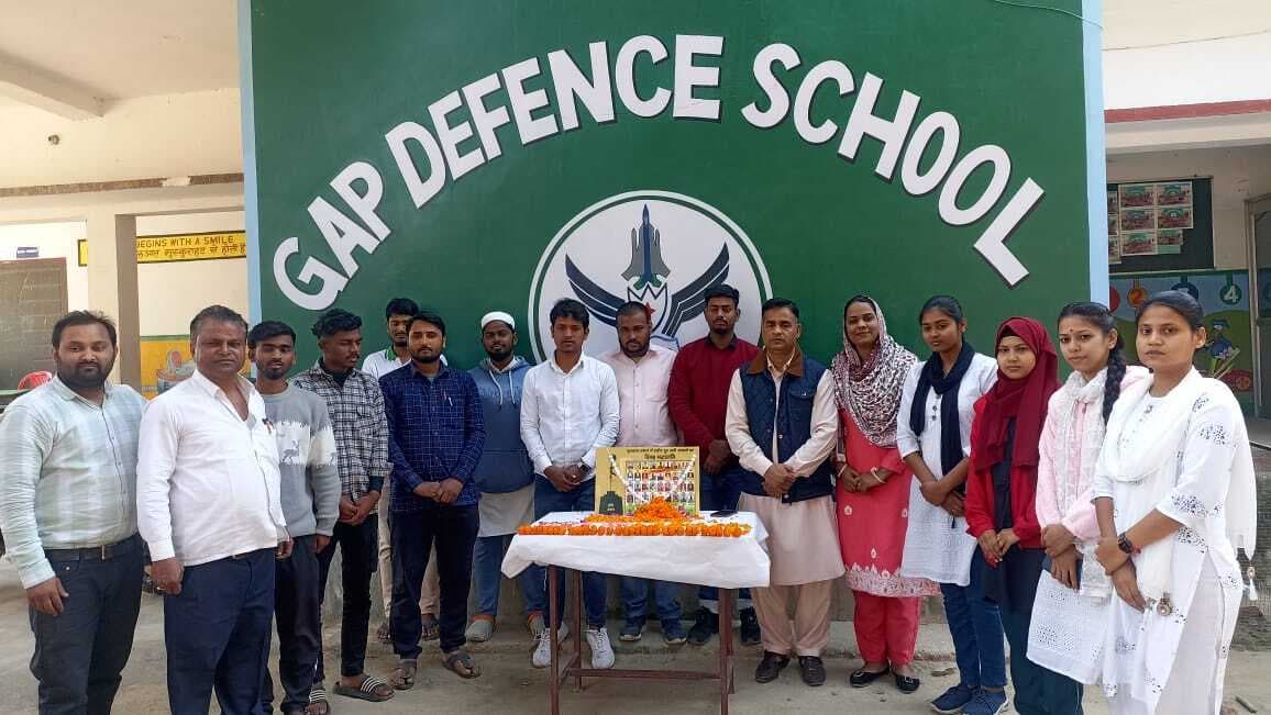 गैप डिफेंस स्कूल में पुलवामा में शहीद हुए जवानों को दी गयी श्रद्धांजलि