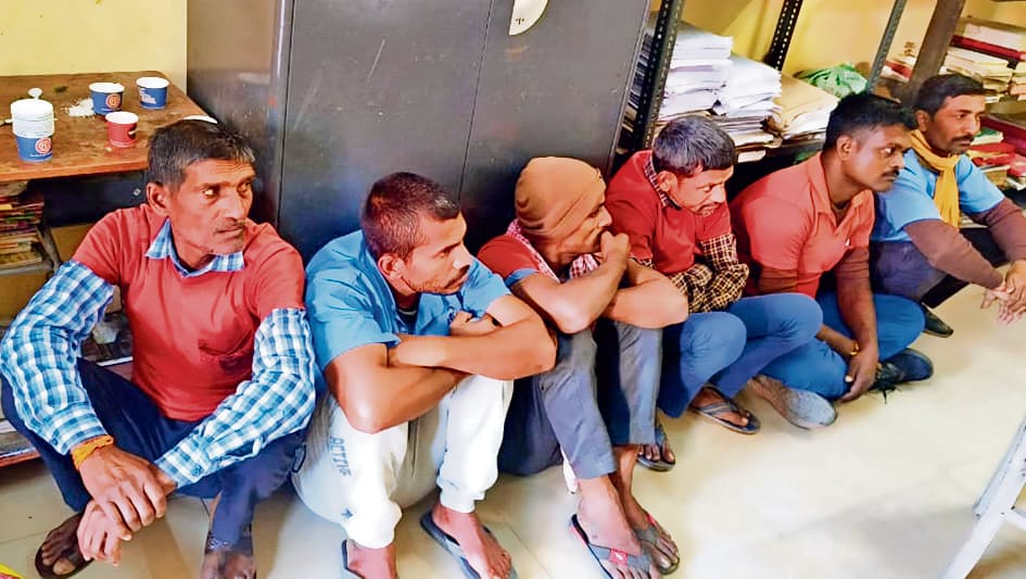 saran news. छपरा जंक्शन पर सामान बेचते छह अवैध वेंडर पकड़ाये