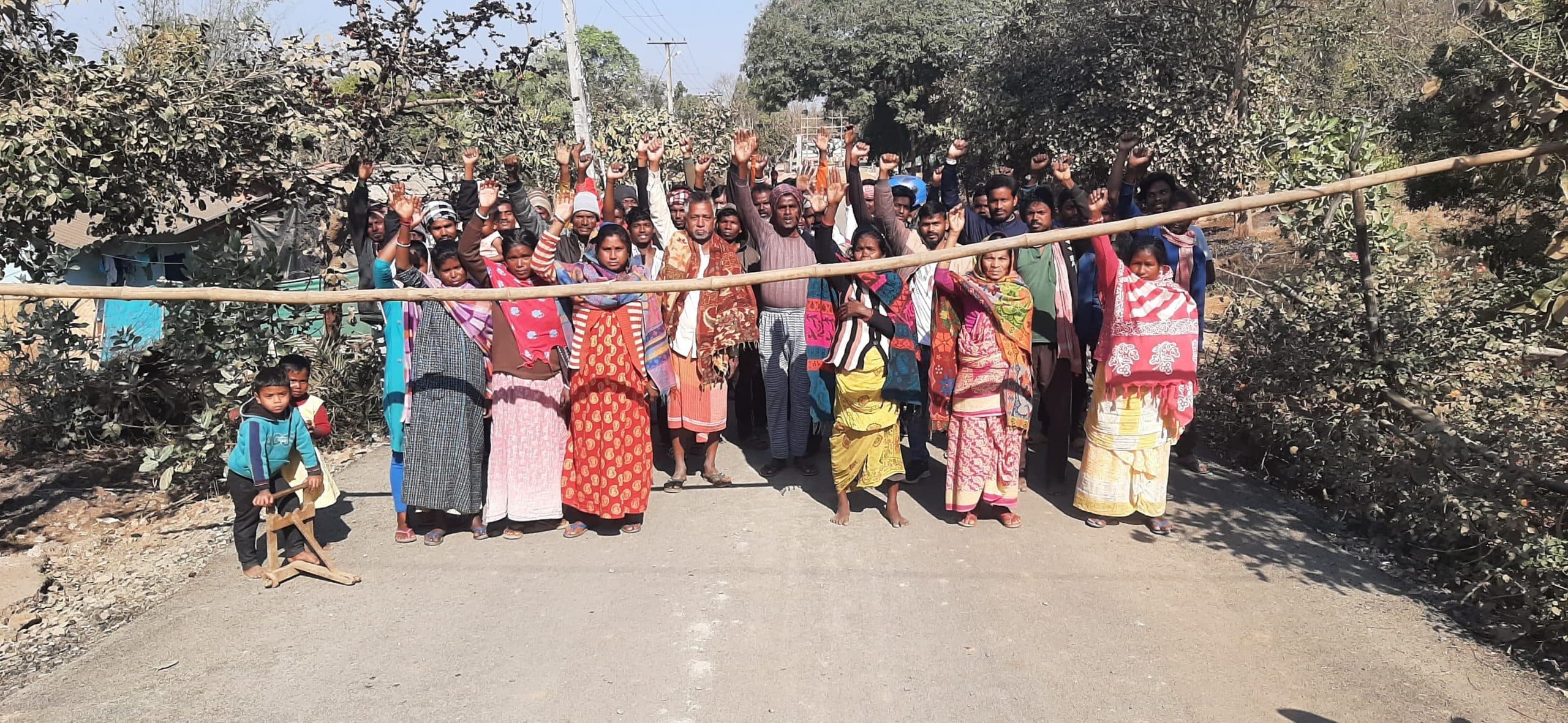 सड़क ऊंची बनाने पर हिजला के ग्रामीणों ने किया जाम