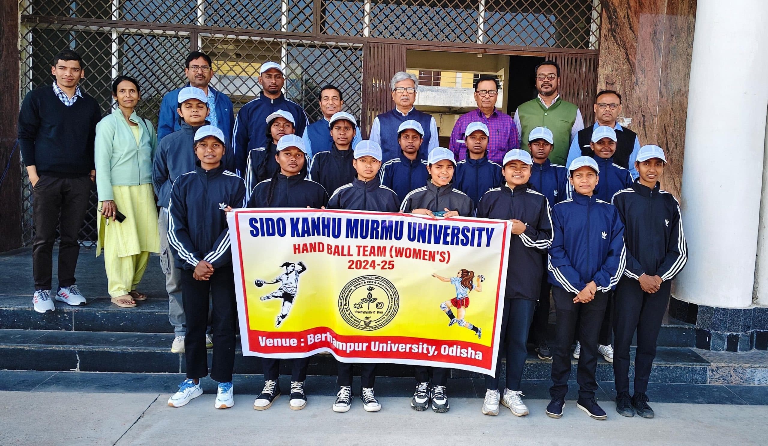 अंतर विवि खेलने एसकेएमयू की महिला हैंडबॉल टीम ओड़िशा रवाना