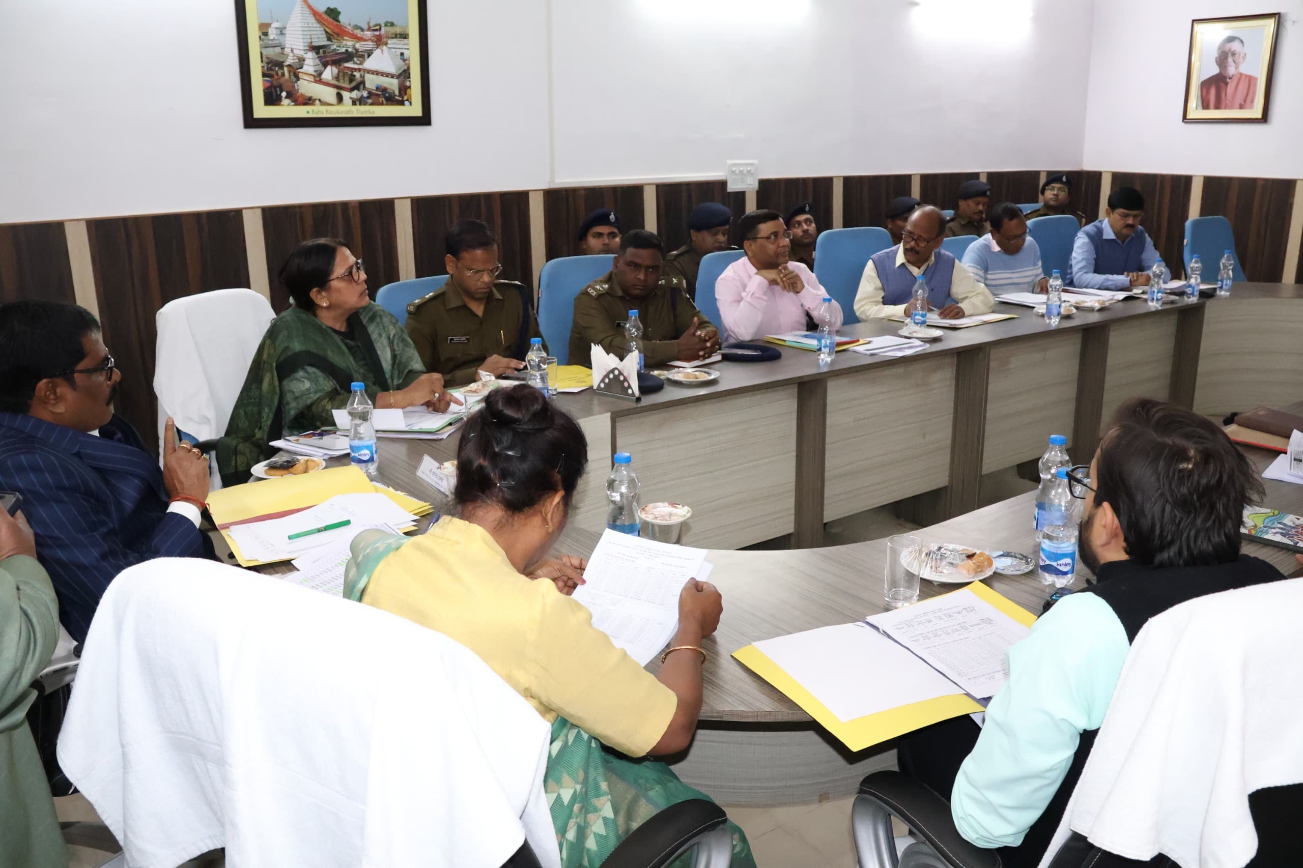 लीड : सोये रहते हैं अधिकारी, पुलिस कर रही काम