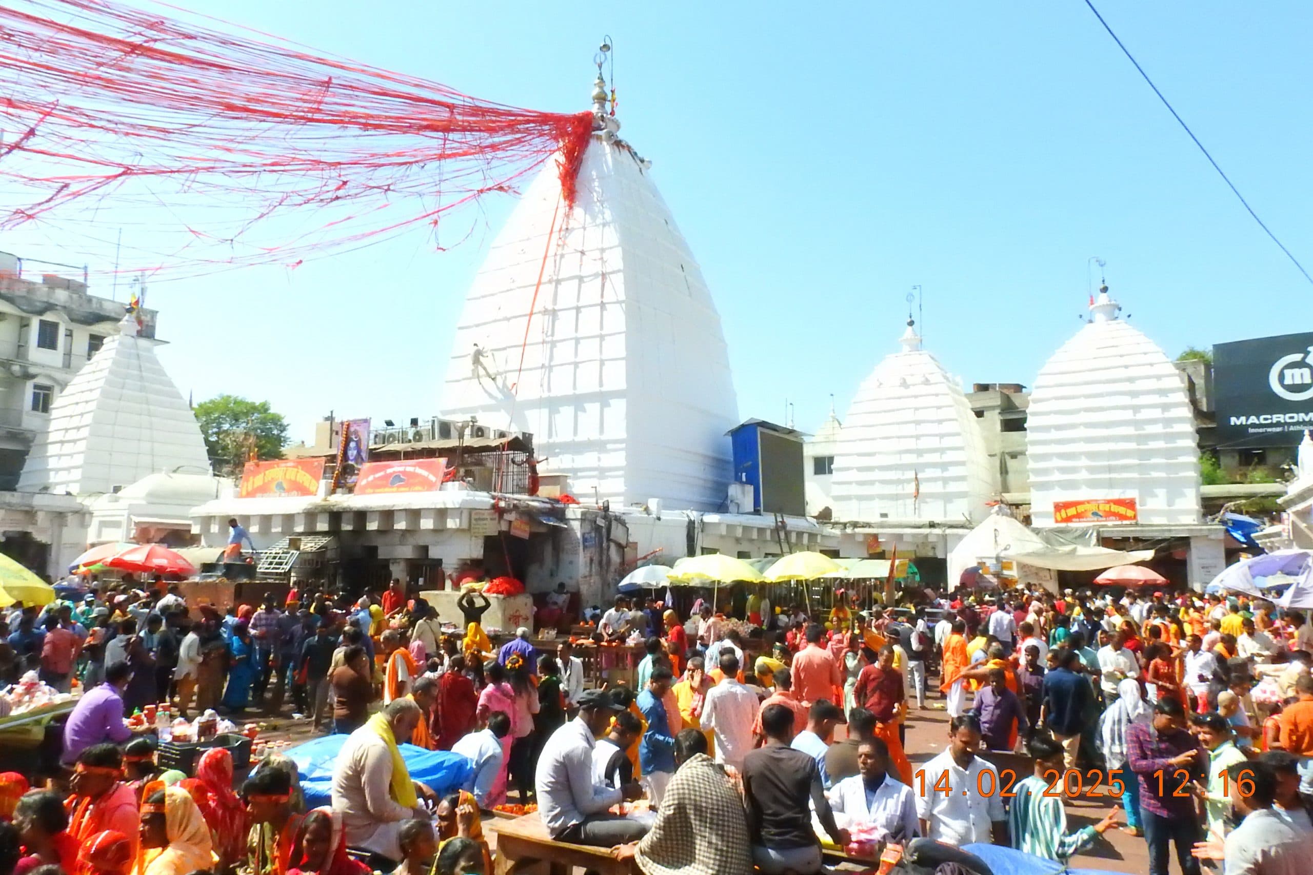 Deoghar News : शिवरात्रि से पहले बढ़ी बाबा मंदिर की रौनक, 40 हजार भक्तों ने चढ़ाया जल