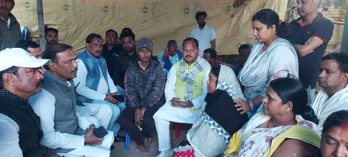 मृत शिक्षक के आवास पहुंचे जिला बीस सूत्री उपाध्यक्ष