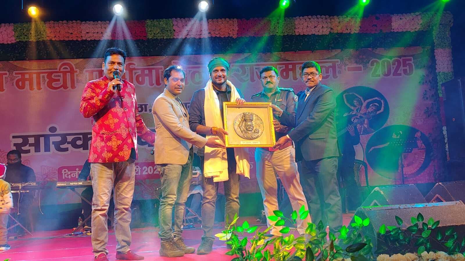 माघी मेले में एसए मेलोडी व नीलोत्पल मृणाल की प्रस्तुति से झूमे श्रद्धालु