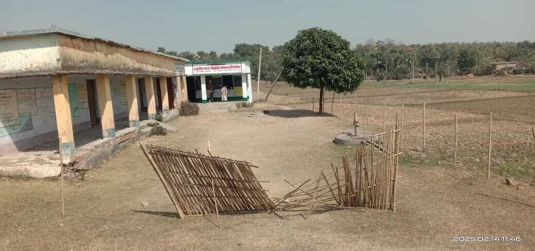 तालझारी में मुख्य सड़क से सटे हैं दो विद्यालय, बच्चे असुरक्षित