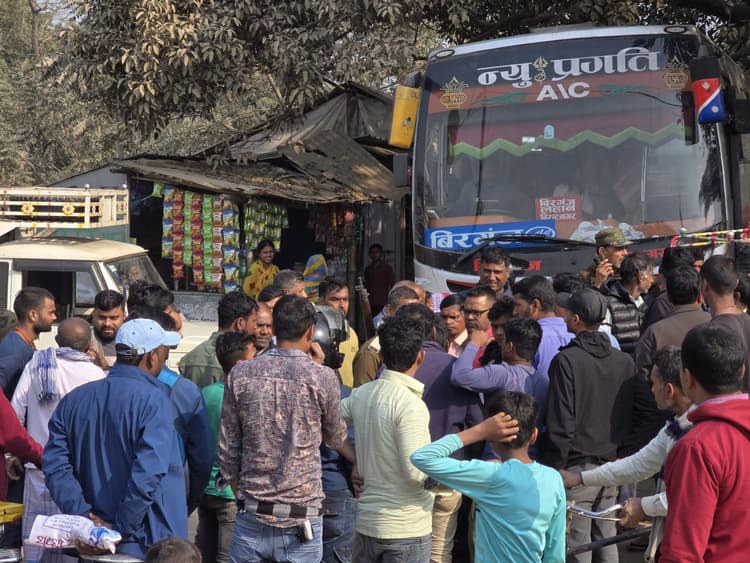 इनरवा इंडो-नेपाल बॉर्डर पर नेपाली बस को रोककर टेंपो चालक व ग्रामीणों ने घंटों किया हंगामा