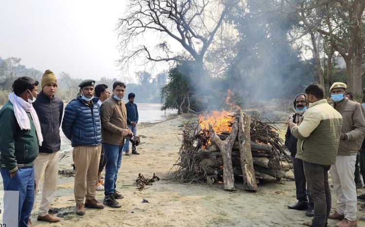 बीमार वृद्ध भालू की हुई मौत, पोस्टमार्टम के उपरांत किया गया दाह संस्कार