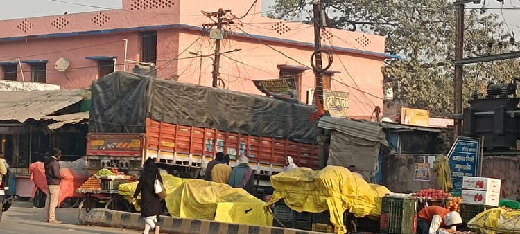 सड़कों में प्रतिबंध के बावजूद ओवर लोड बड़े वाहनों का धड़ल्ले से हो रहा परिचालन