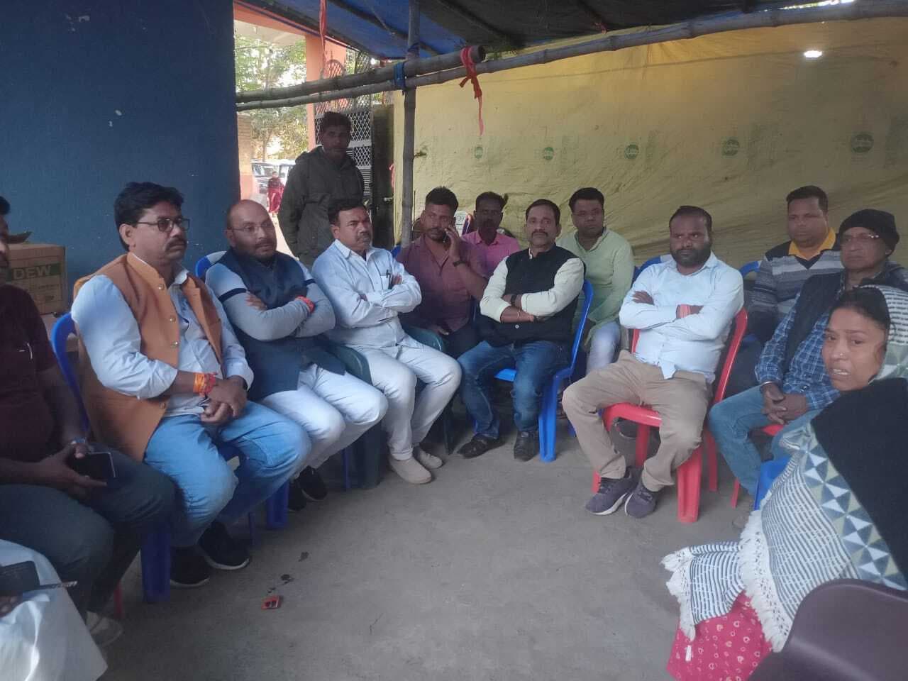 शिक्षक के घर पर पहुंच कर पूर्व विधायक ने बंधाया ढांढस