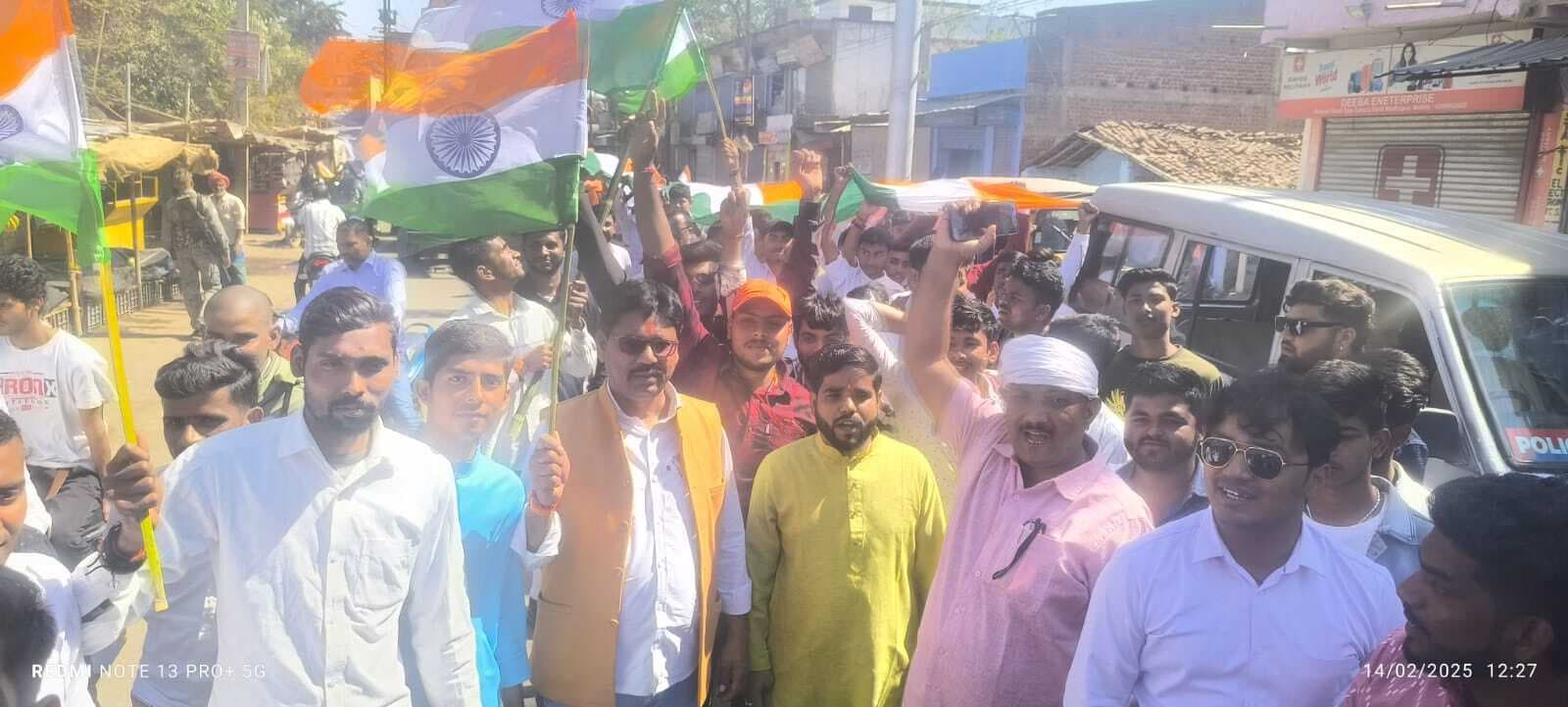 युवाओं ने तिरंगा यात्रा निकाल कर पुलवामा में शहीदों को दी श्रद्धांजलि