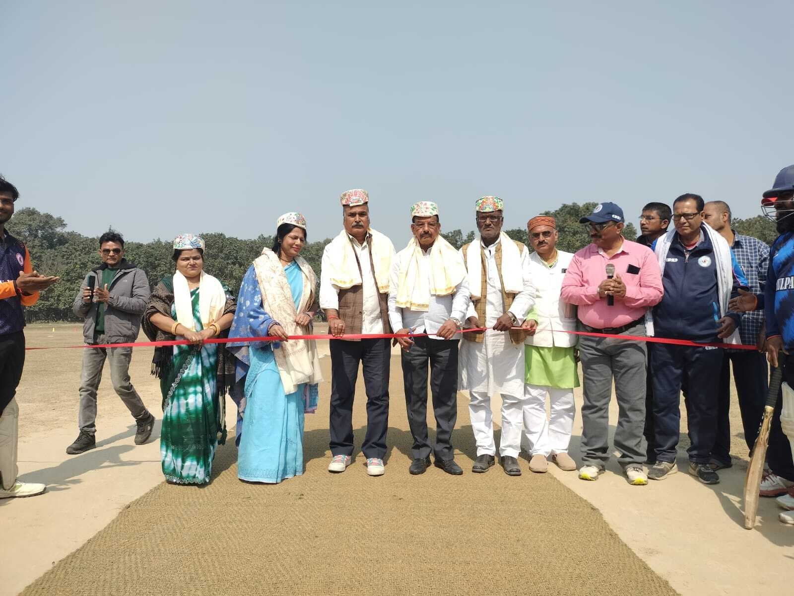 Madhubani News : नीरज झा मेमोरियल टूर्नामेंट की हुई शुरुआत