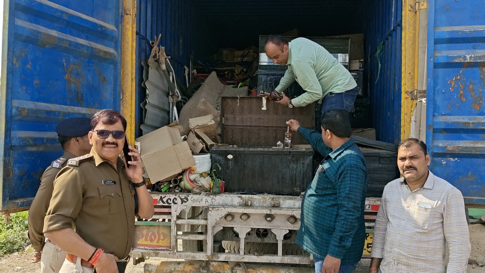 Madhubani News : आइटीबीटी कमांडेंट का सामान ले जा रहे कंटेनर से शराब बरामद