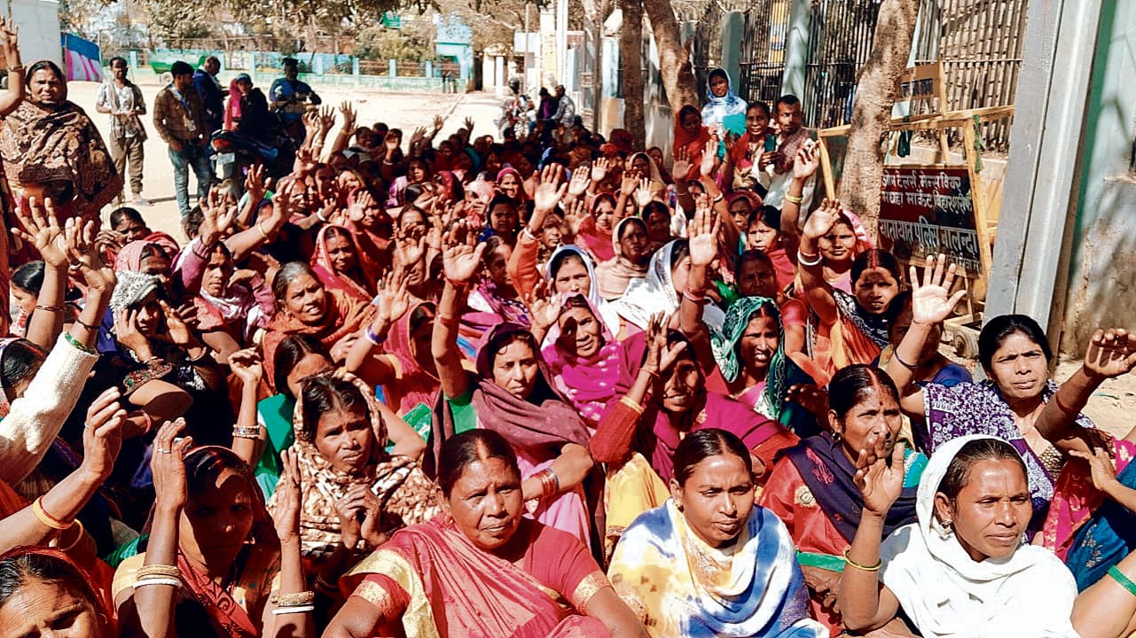 न्यूनतम मजदूरी को लेकर रसोईयों ने दिया धरना