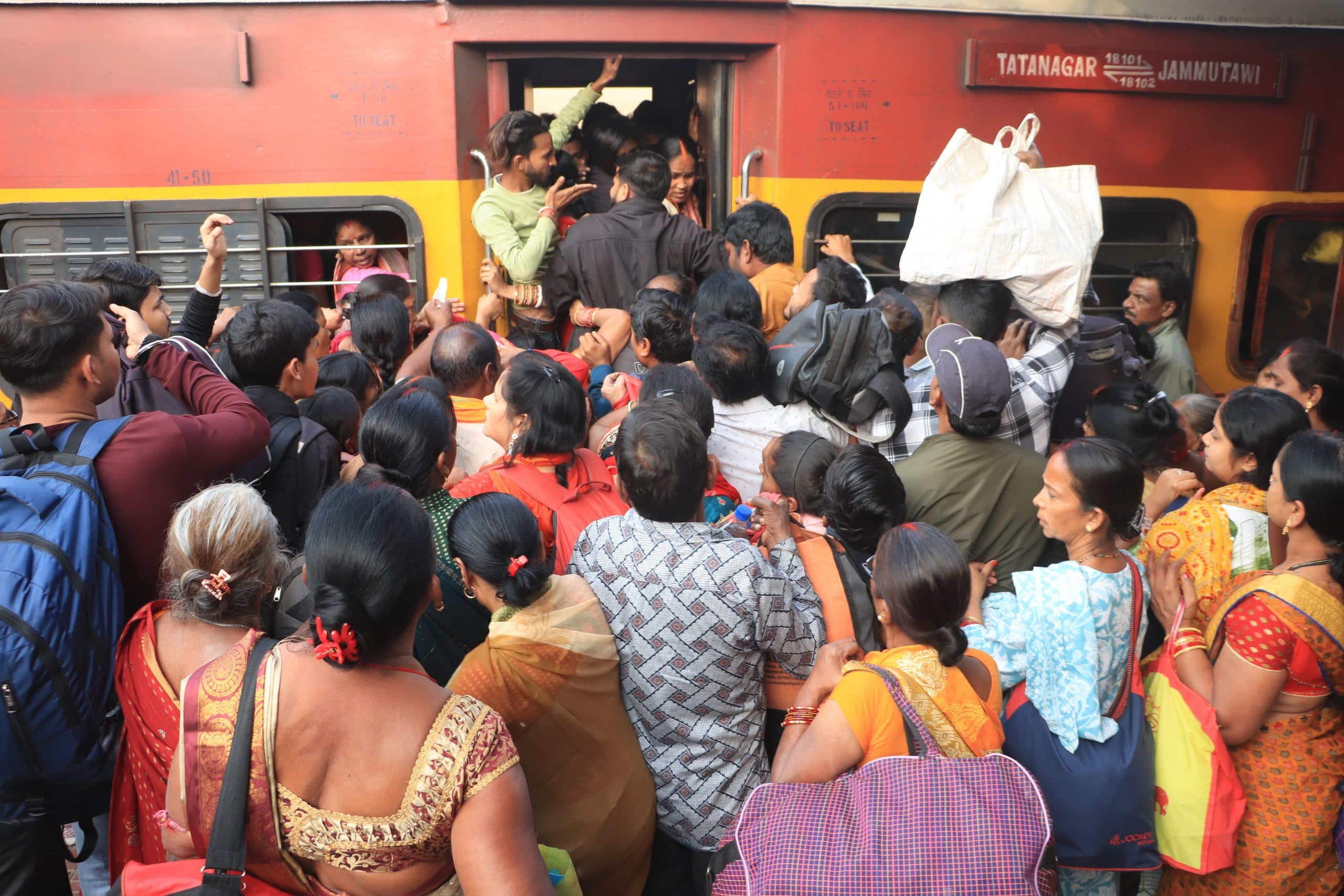 Jamshedpur news. टाटानगर स्टेशन से प्रयागराज जाने वाली जम्मूतवी एक्सप्रेस में ठूंसकर गये यात्री