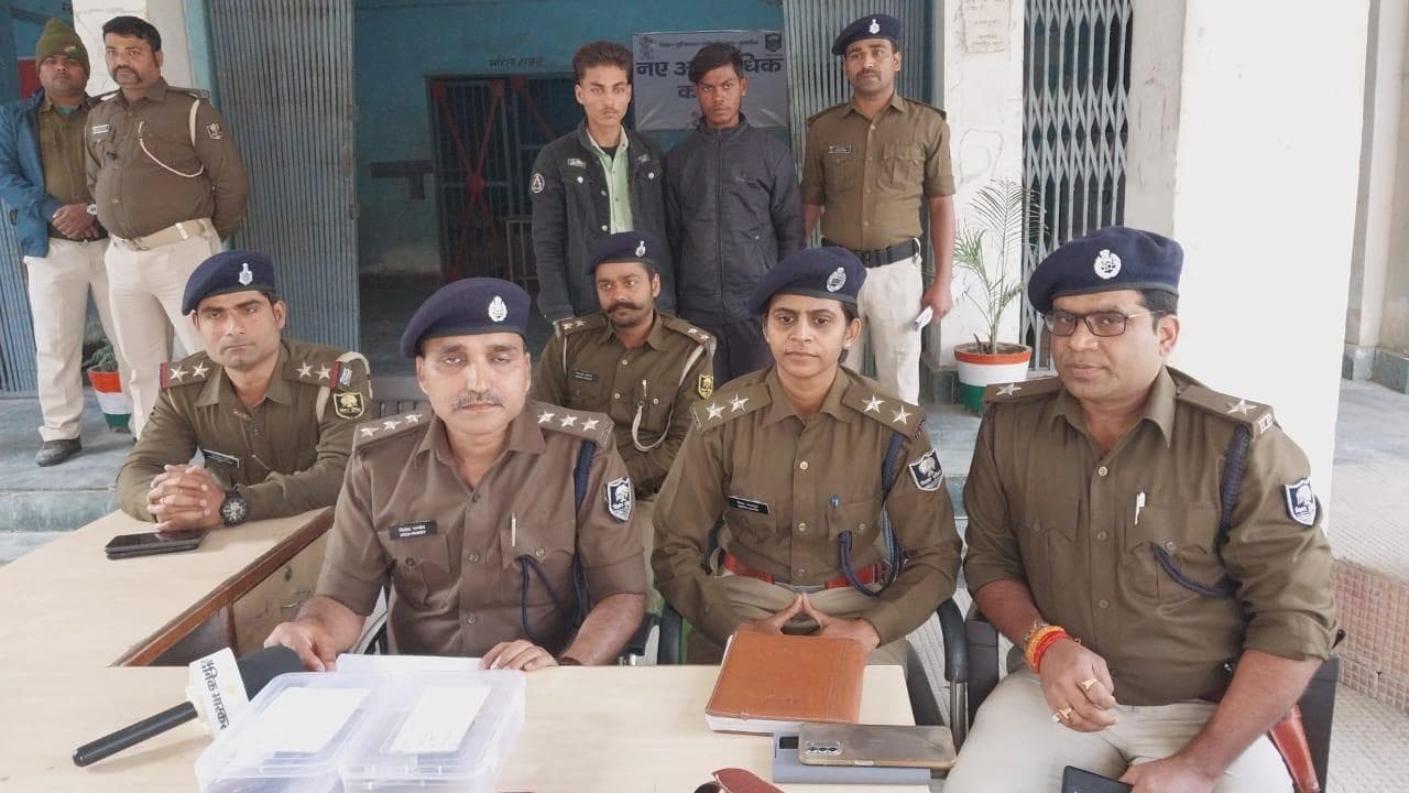 नकली पिस्टल दिखा लूटी थी बाइक, मोबाइल व कैश, दो बदमाश गिरफ्तार