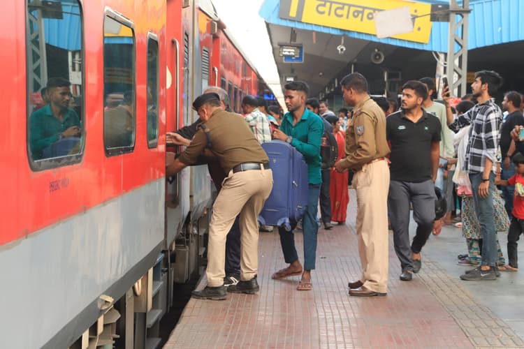 Jamshedpur news. टाटानगर से होकर चलने वाली कई वीआइपी ट्रेनें देर से चलीं