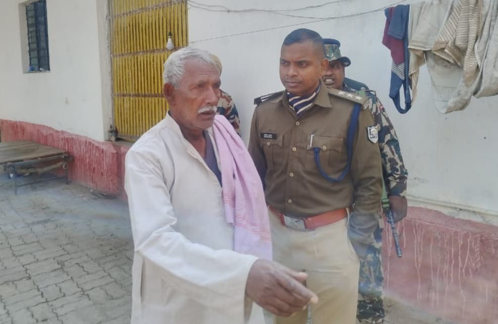 शौच करने जा रहा नेपाल का गांजा तस्कर फरार