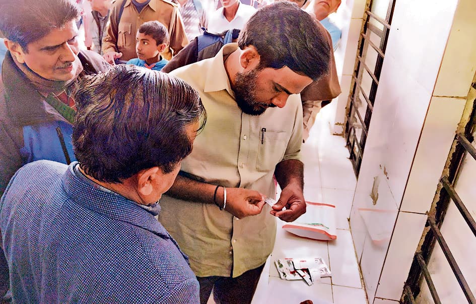 डीएम ने सदर अस्पताल का किया औचक निरीक्षण, अपनी मौजूदगी में कराया बच्चे का इलाज