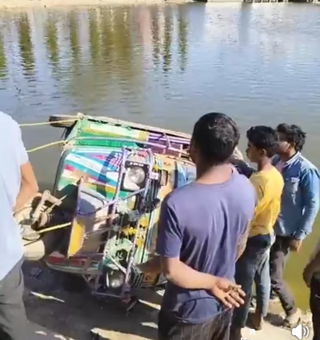 Giridih News :अनियंत्रित होकर टेंपो सूर्य मंदिर तालाब में गिरा