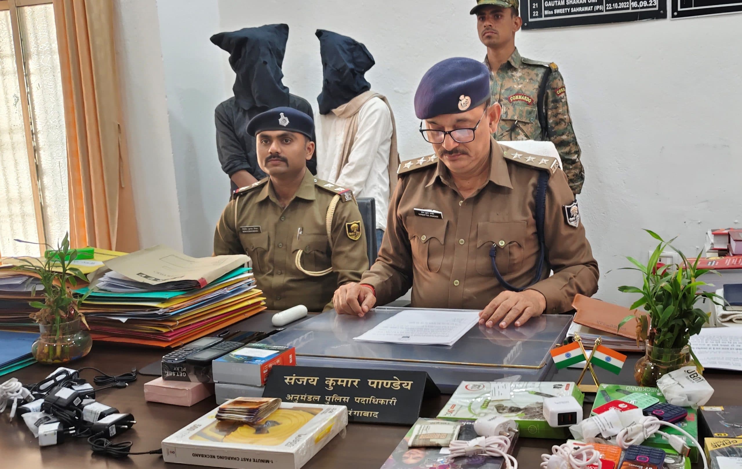 Aurangabad News : मोबाइल व कैफे दुकान में चोरी करने वाले शातिर छह घंटे में गिरफ्तार