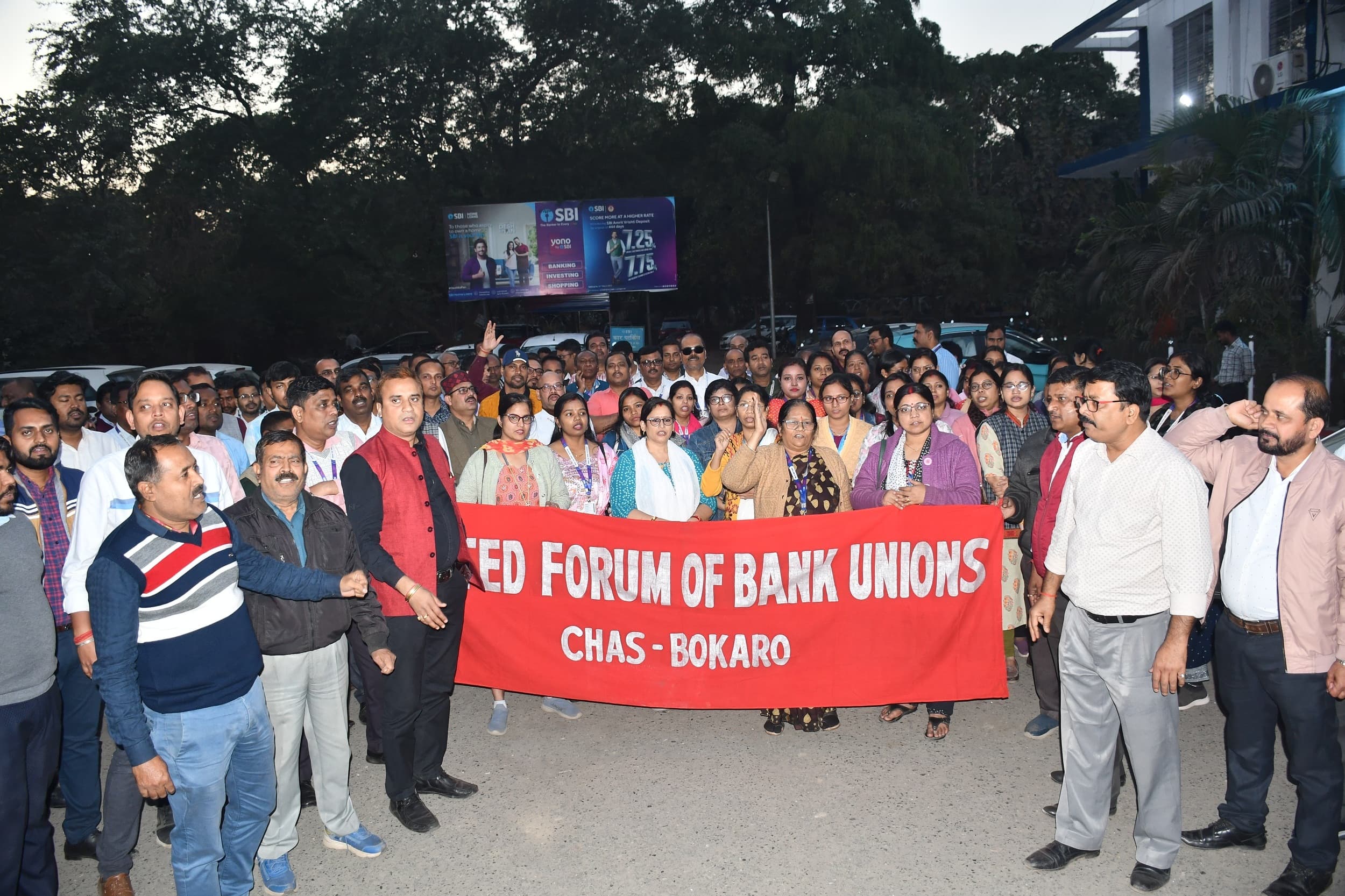 Bokaro News: हड़ताल सफल बनाने को लेकर बैंककर्मियों ने किया प्रदर्शन