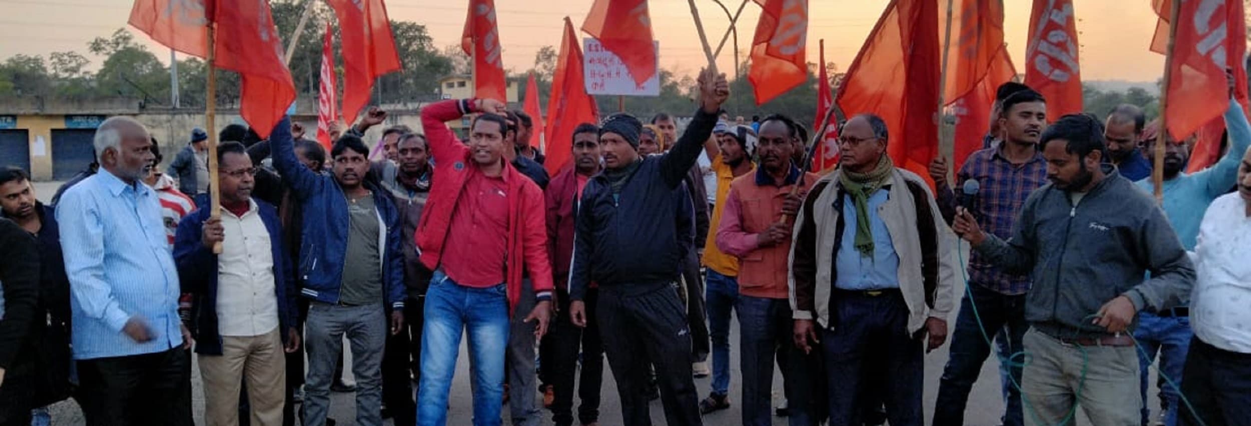 Bokaro News: अपनी मांगों को लेकर ठेका मजदूरों ने किया प्रदर्शन