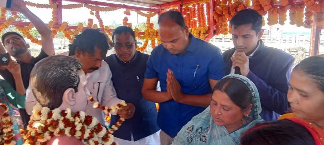 Giridih News :सड़क दुर्घटना में मारे गये लोगों को दी गयी श्रद्धांजलि