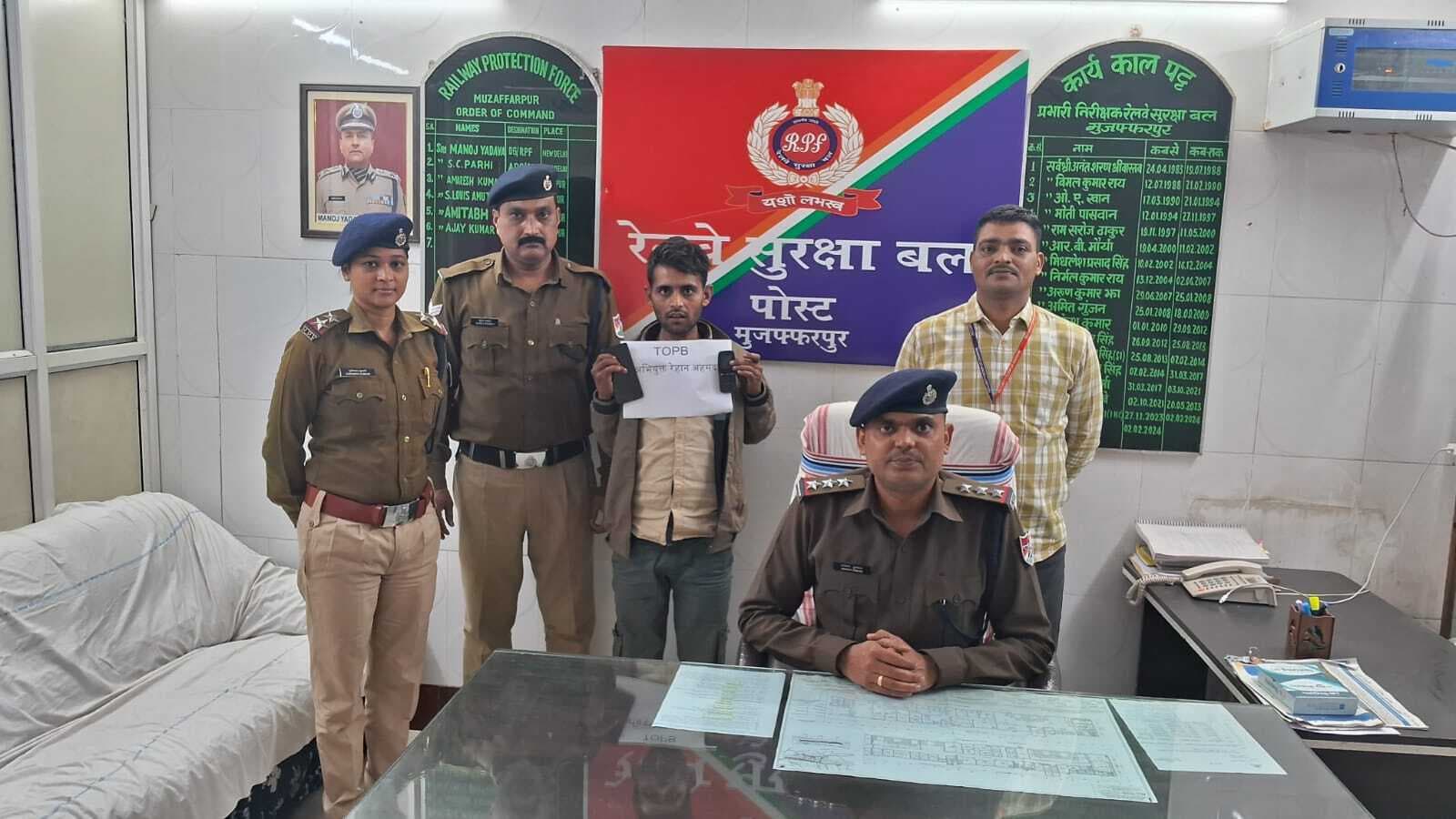 ट्रेन से मोबाइल चोरी करने वाला धराया