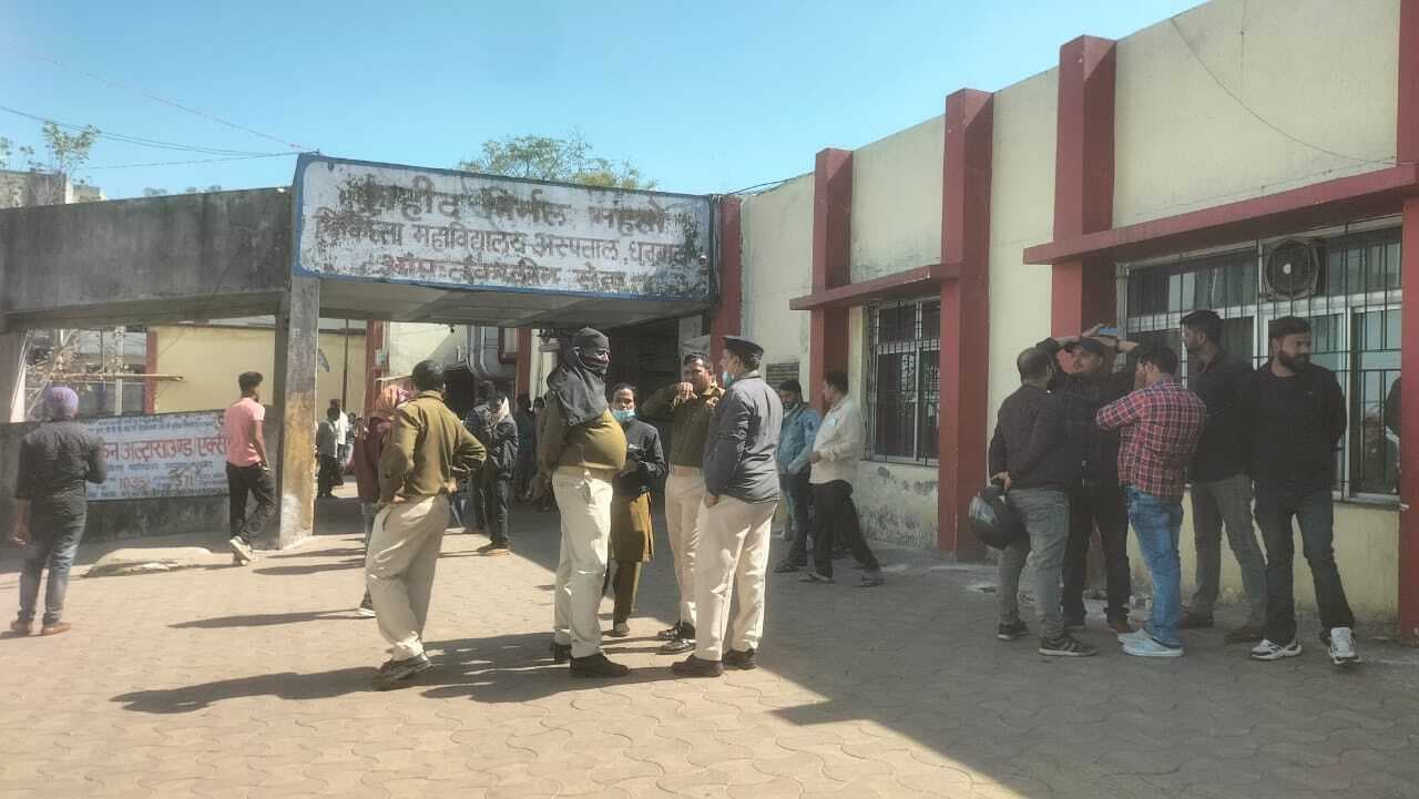 Dhanbad News: प्रसव के दौरान नवजात की मौत, एसएनएमएमसीएच में हंगामा