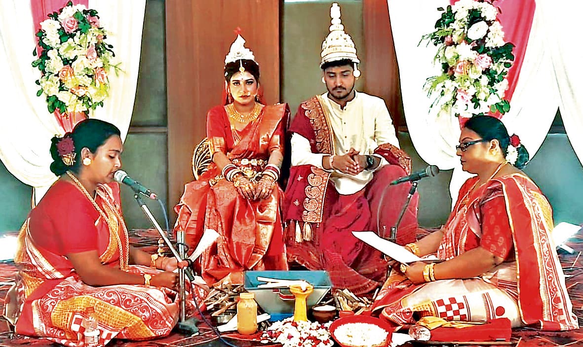 Jamshedpur : महिला पुरोहितों ने करायी शादी, कन्यादान की जगह समर्पण की रस्म निभायी